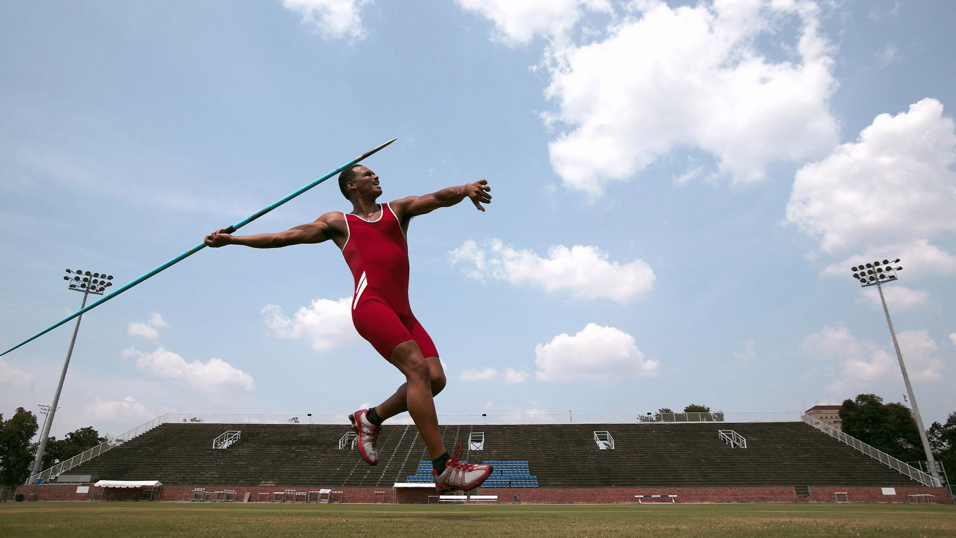 布莱顿锋线冲击力十足制造持续威胁，布莱顿战术