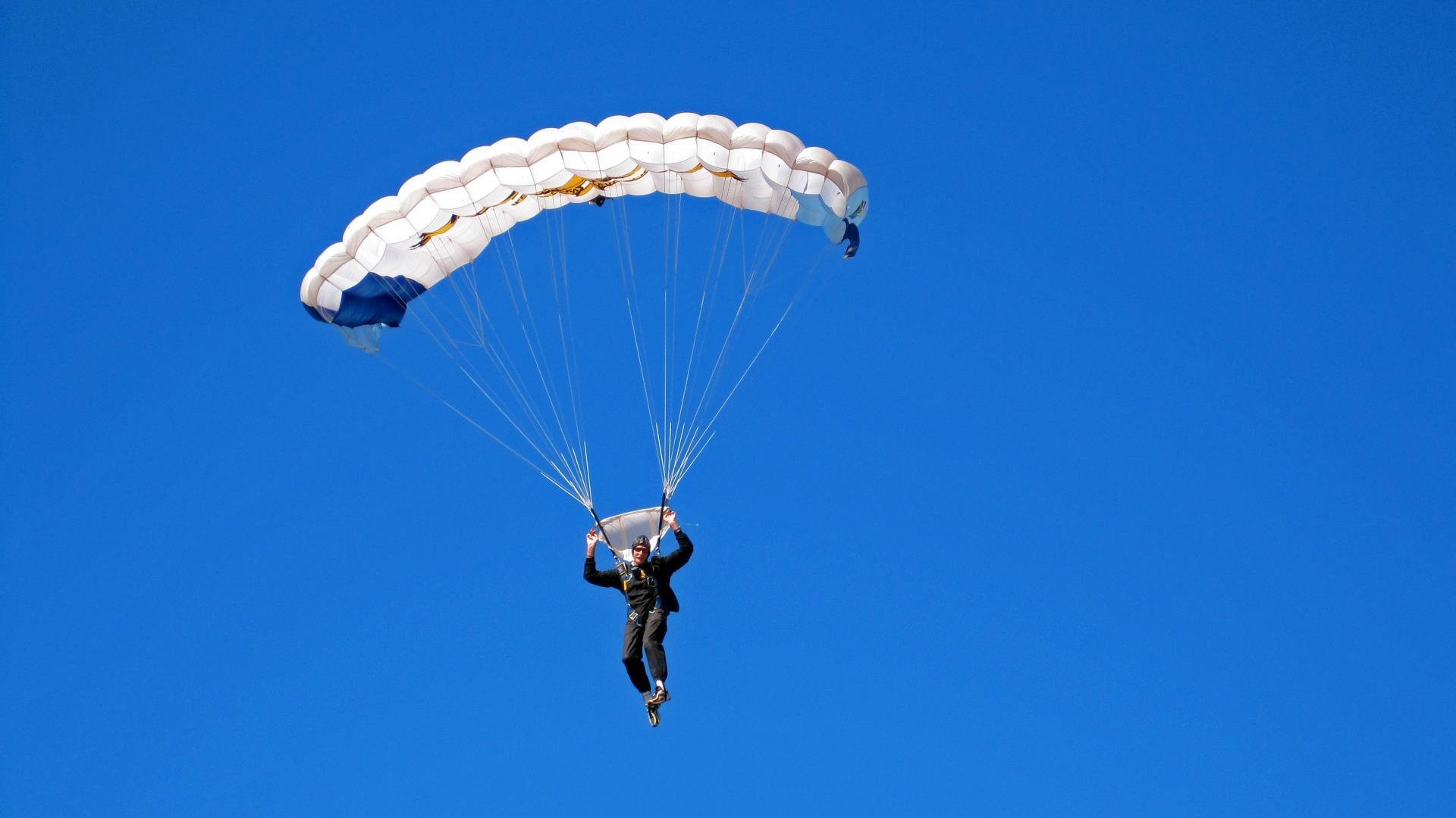 林丹线上讲座吸引上千学生在线观看,播放林丹的比赛视频